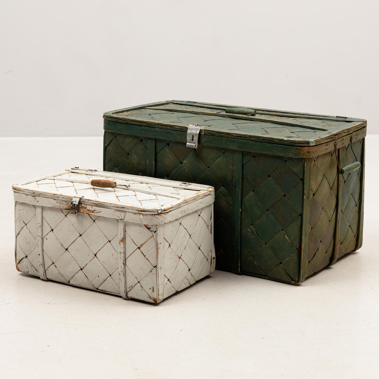 KURVE, 2 stk., malede spånplader, midten af 1900-tallet.