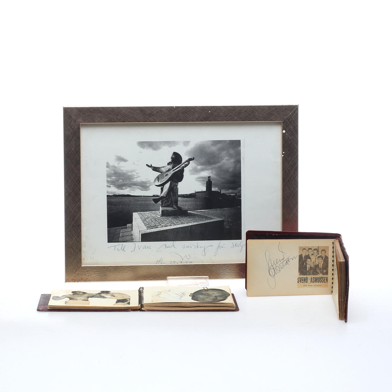 AUTOGRAFER, ca 110 st, 2 block samt en inramad, bl.a. Alice Babs och Povel Ramel.