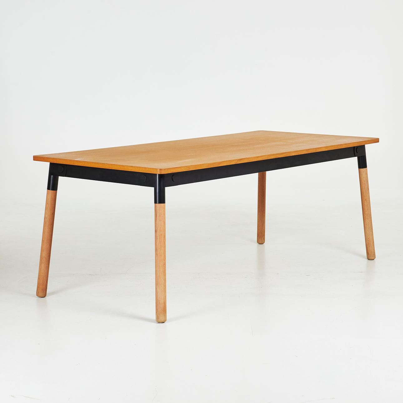 TABELLE. Muuto, Dänemark, „Adaptable“, Eichenfurnierbrett, Beine aus massiver Eiche, lackierter Metallrahmen, modern.