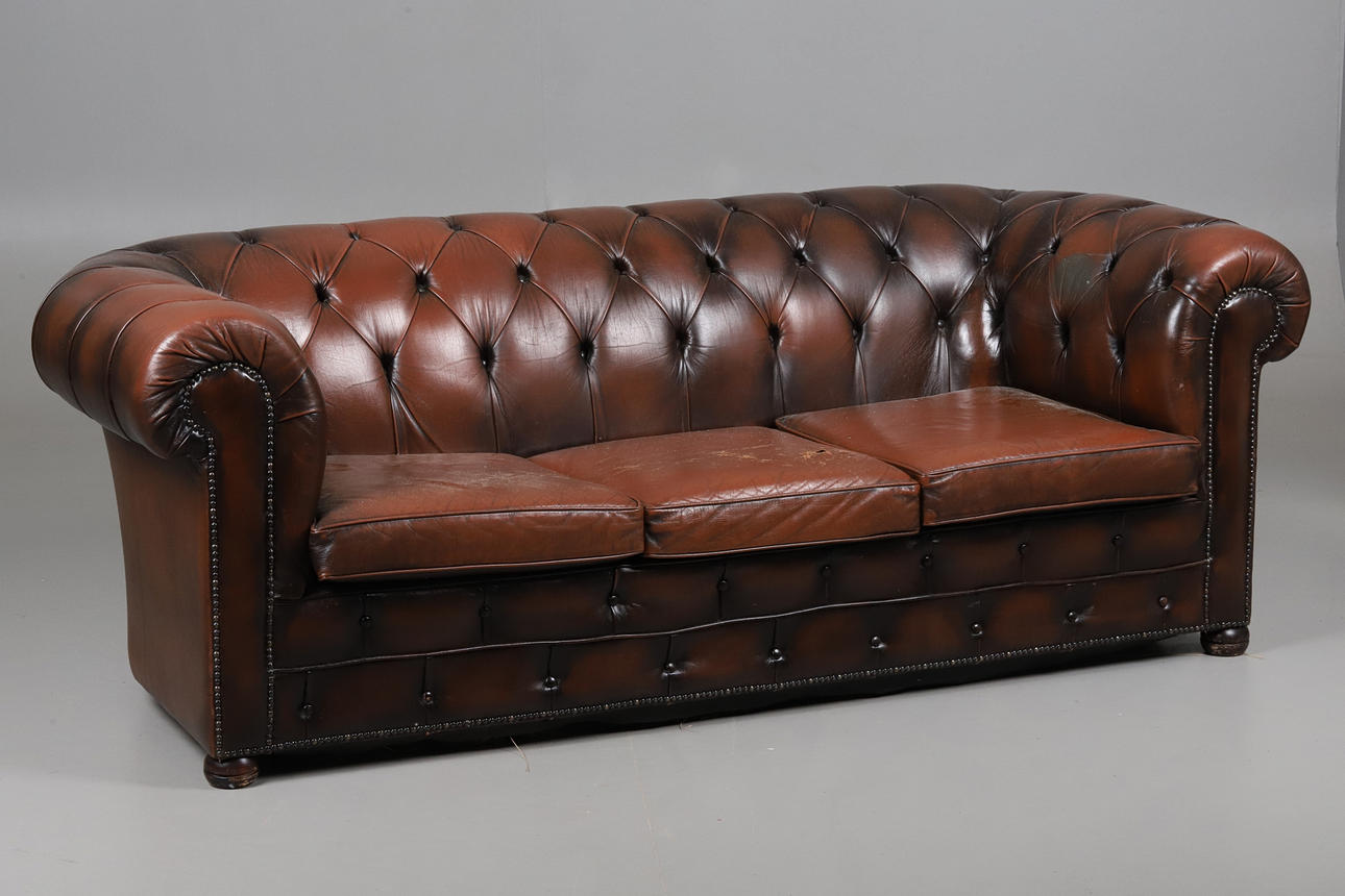 SOFA. Chesterfield-Stil, braunes Leder.