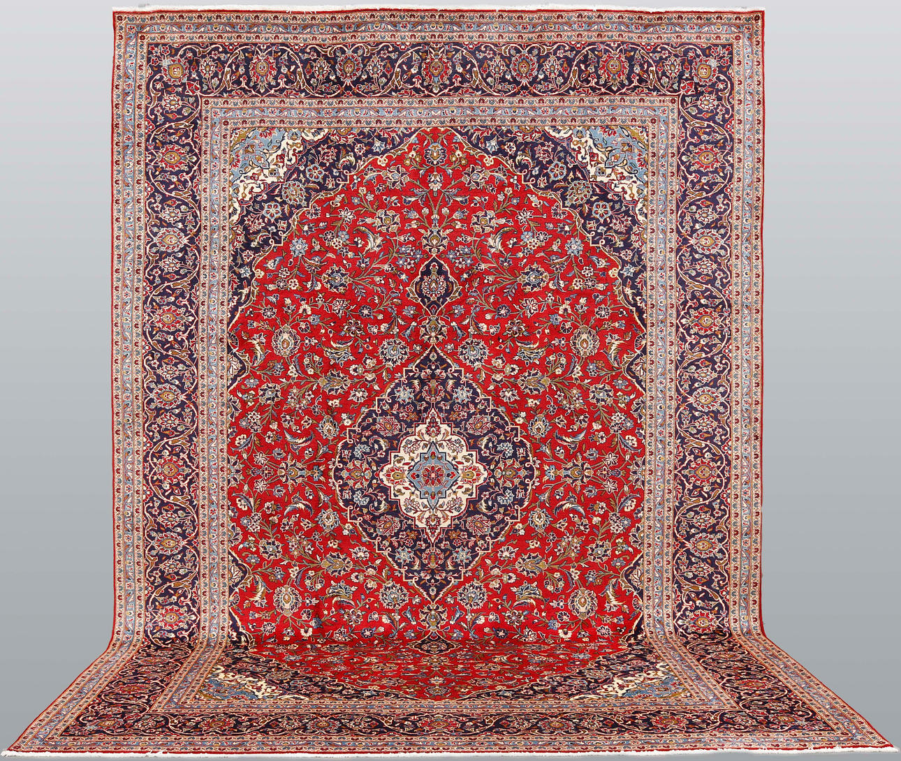 ORIENTTEPPICH. Handgeknüpft, ca. 425 x 300 cm.