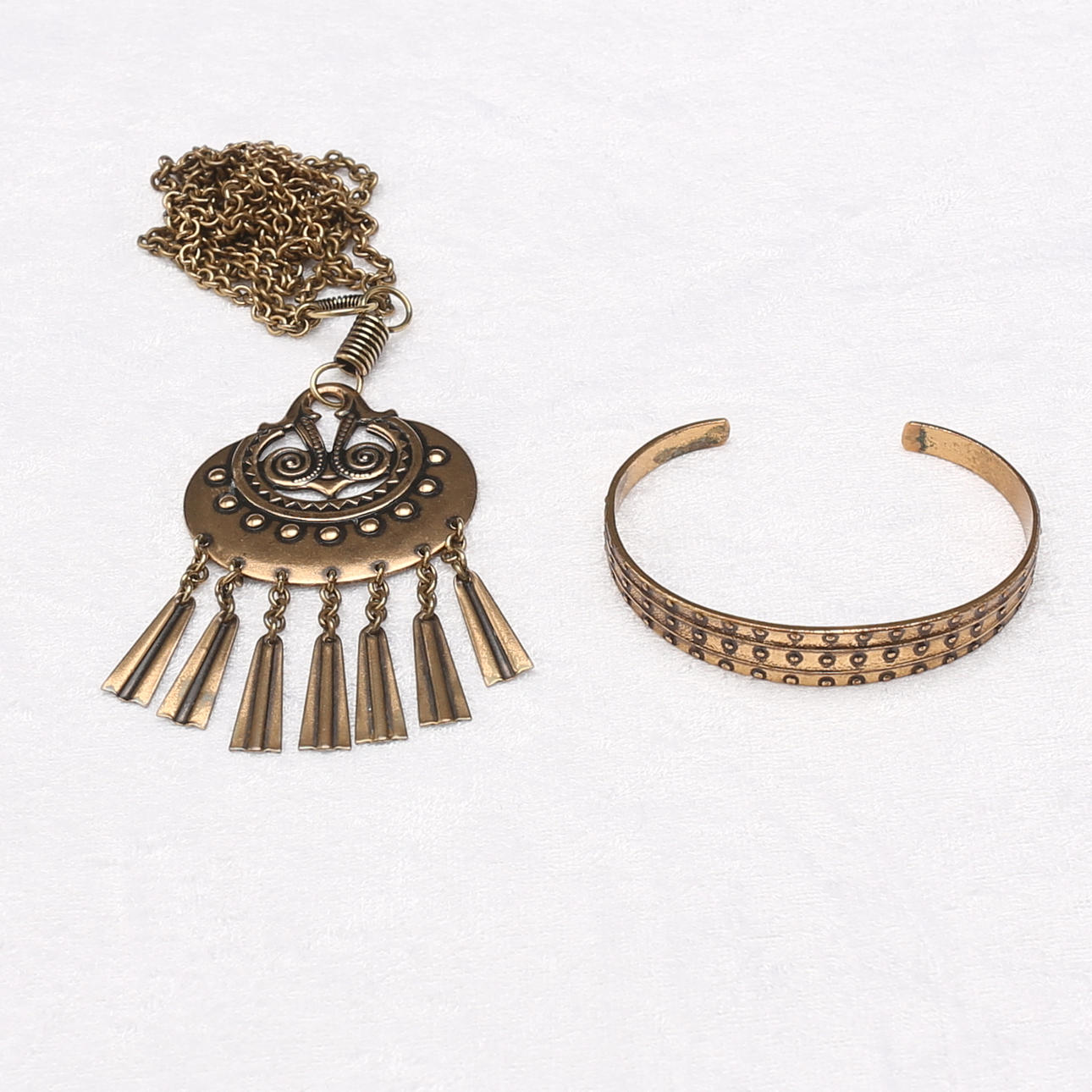 HÄNGSMYCKE, "Mångudinna", samt ARMBAND, brons, Seppo Tamminen samt Kalevala Koru, Finland.