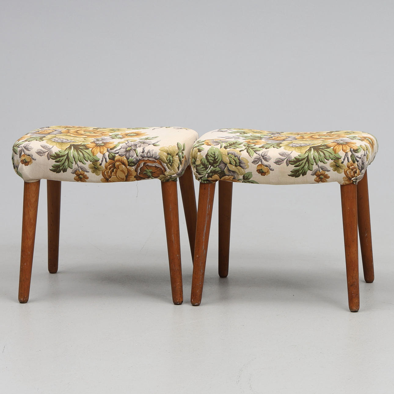 PALLE. 2 polstrede puder, 20. årh.