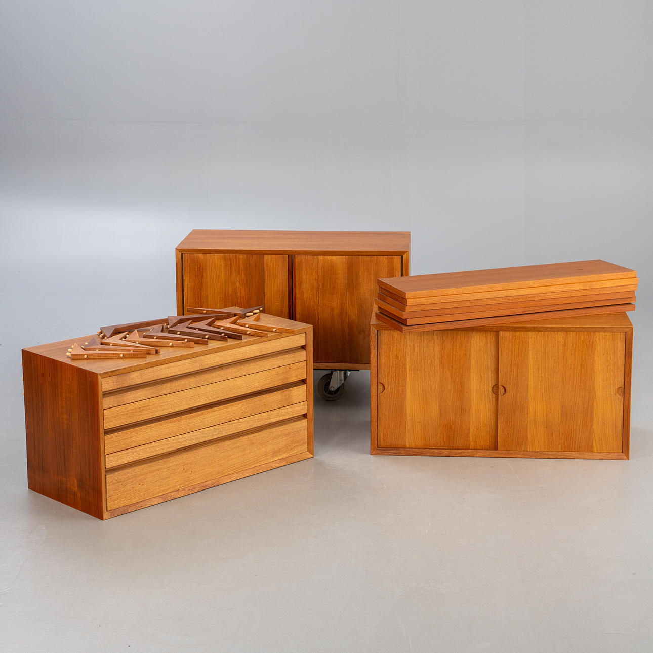 POUL CADOVIUS. CADO, teak hyllsystem + väggpaneler.