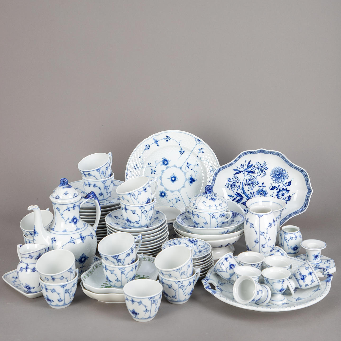 Coffee service, straw flower patterns and onion patterns, including Hutschenreuther, B&G, Royal Copenhagen, Meissen.