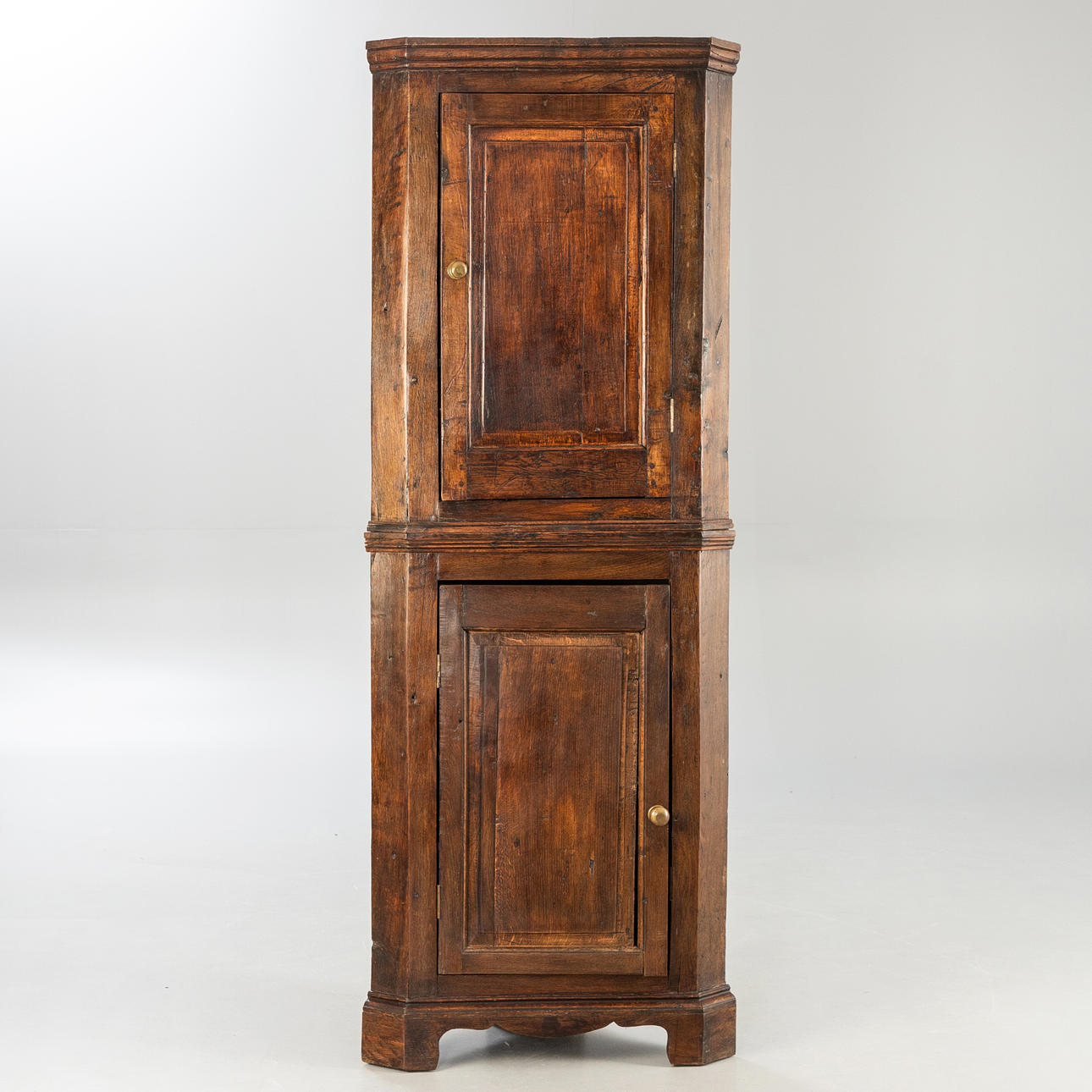 corner cabinet, oak, England, 19th century.