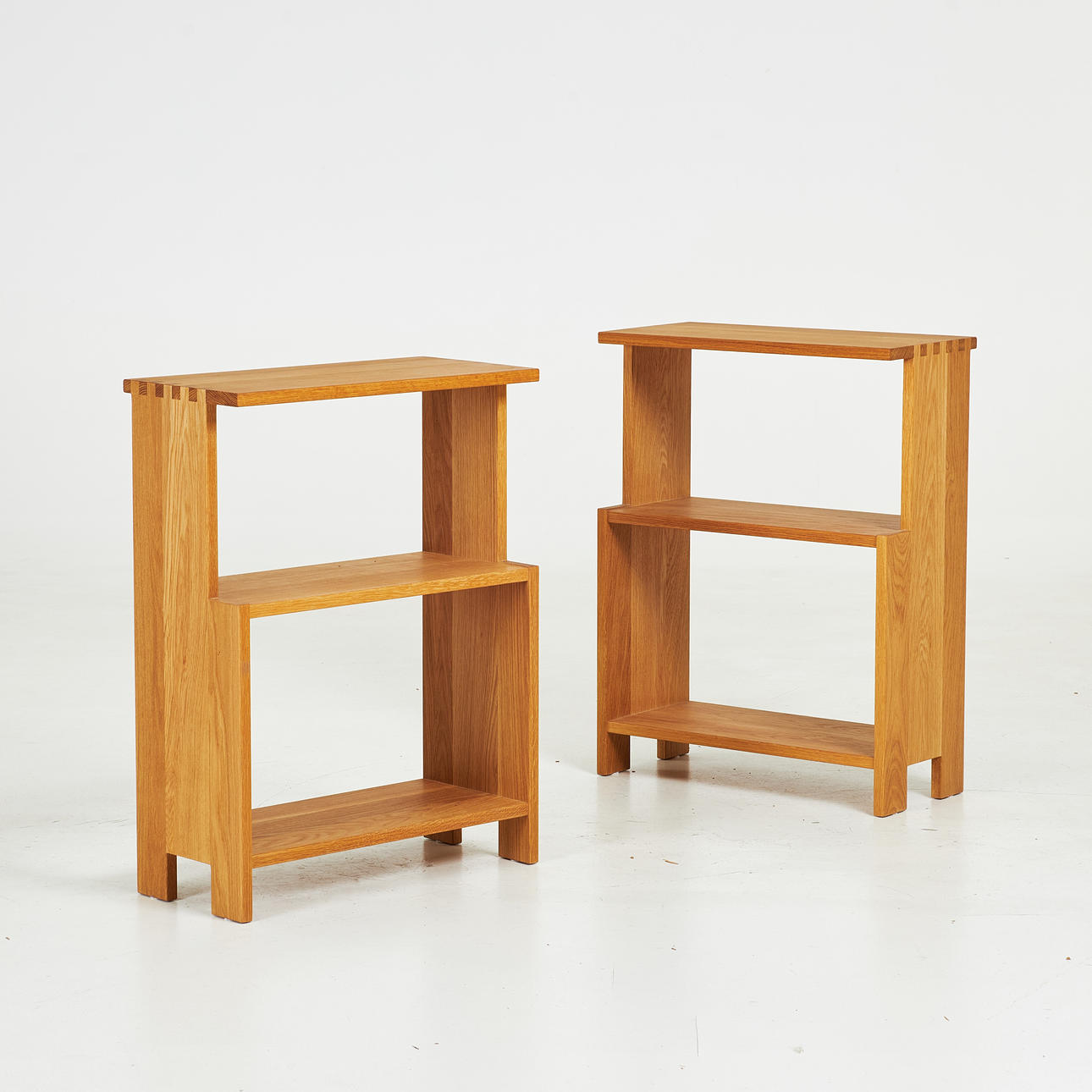 NORRGAVEL, 2 stk., reoler, eg, designet af Nirvan Richter.