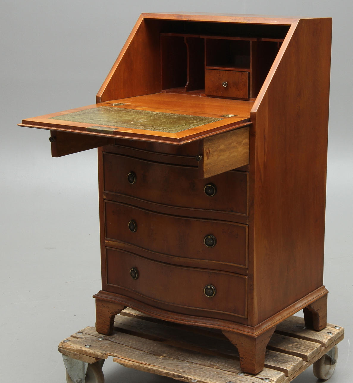 SEKRETÄR, engelsk stil, 1900-tal.