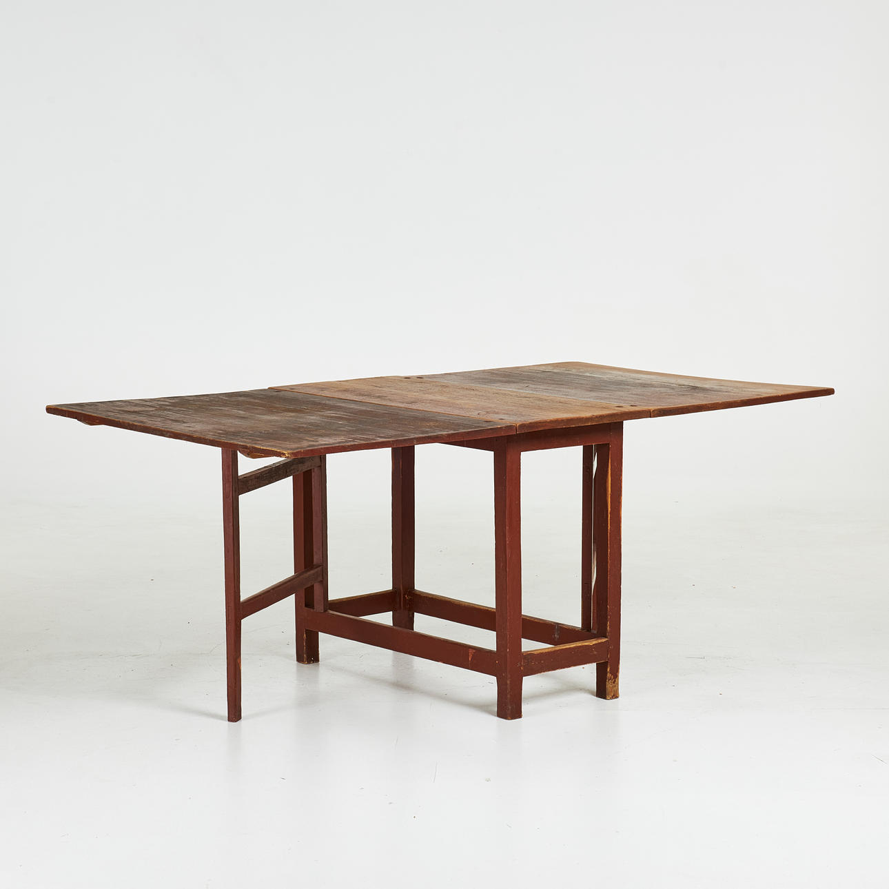 BATTING TABLE, 19th century, simple gates, painted in red.