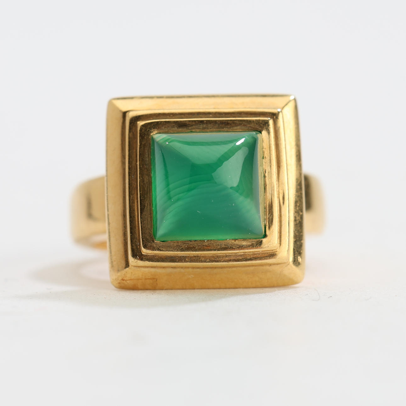 RING, 18K guld, syntetisk smaragd.