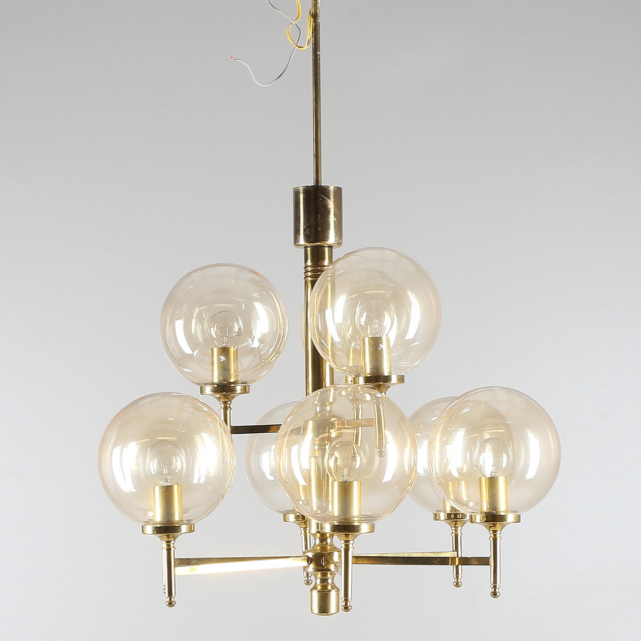 TAKLAMPA samt VÄGGLAMPA, mässing, troligen Italien, 1900-talets andra hälft.