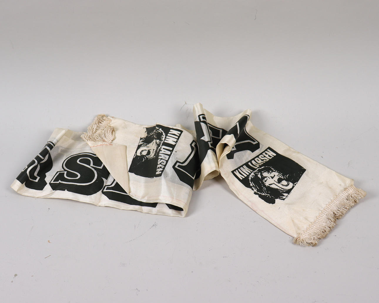 KIM LARSEN, bufanda de concierto.