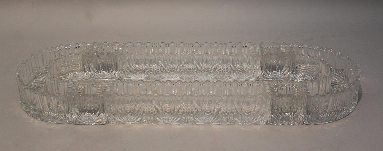 Bordsuppsättning i glas (8). 1900/10-tal.