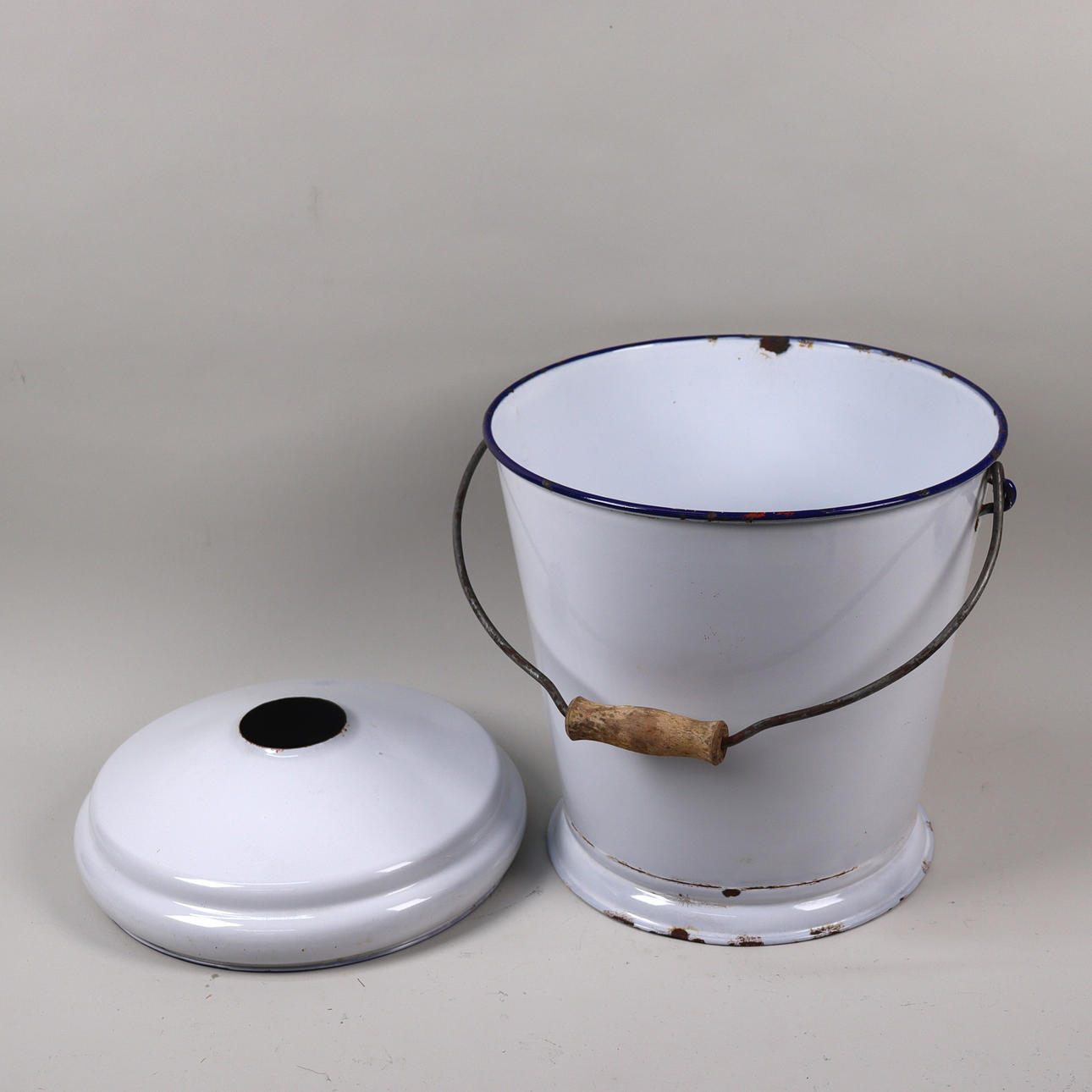 KOCKUMS EMAILLE, Eimer und Lampenschirm aus emailliertem Blech.