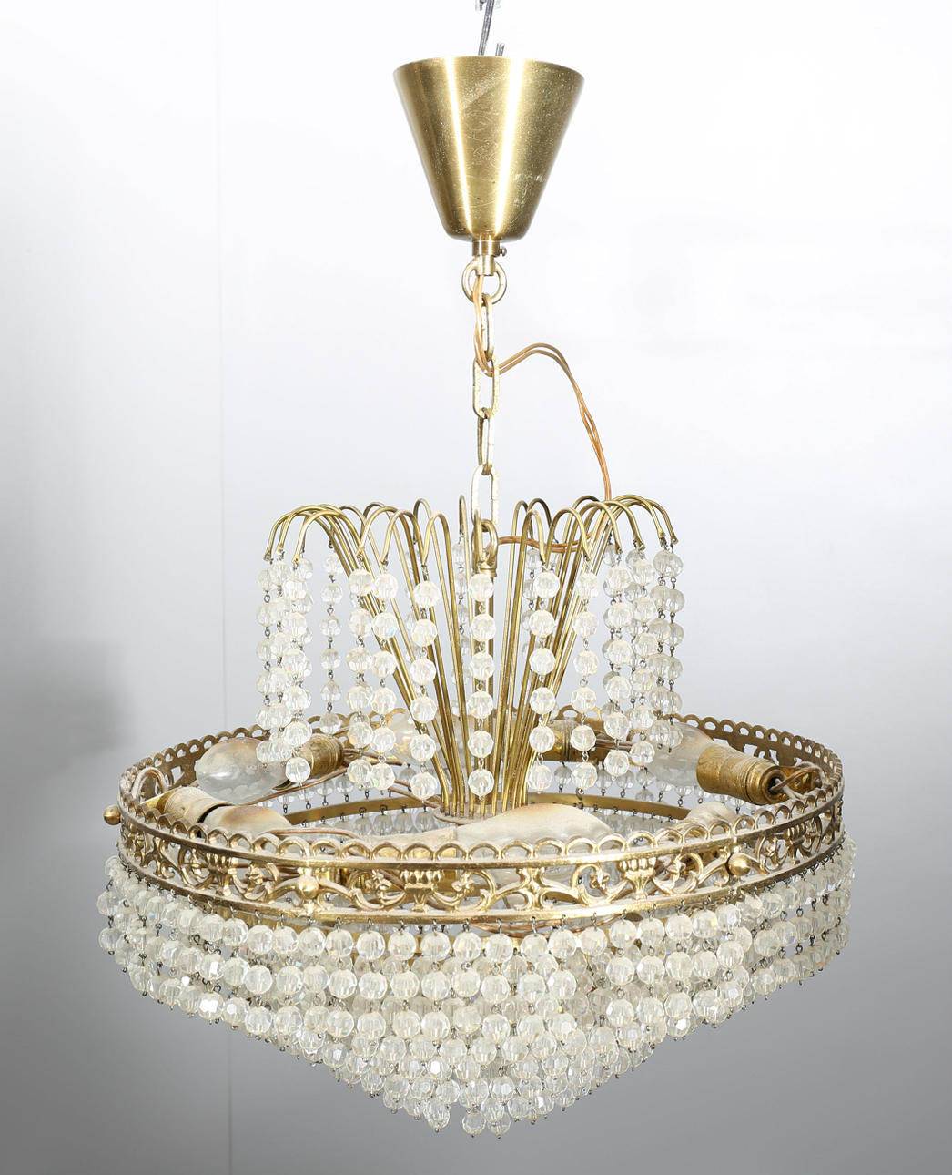 TAKLAMPA, gulmetall och prismor, 1900-talets andra hälft.