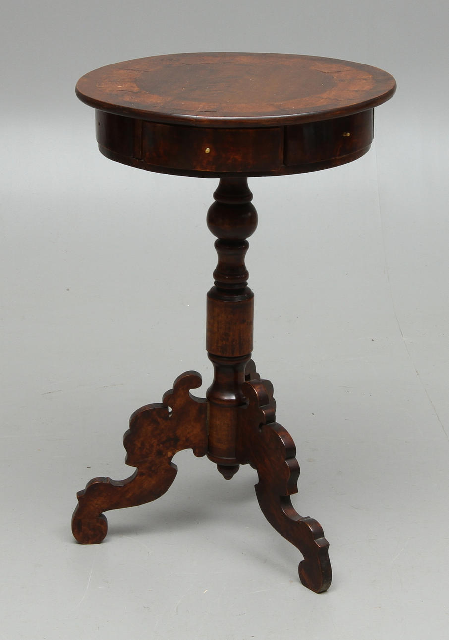 DAMARBETSBORD, med 6 lådor i sargen, 1800-tal.