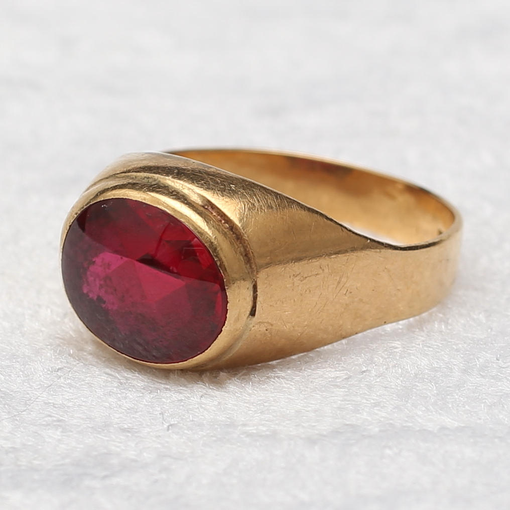 KLACKRING med röd sten, 18 k guld, 6,21 gram.