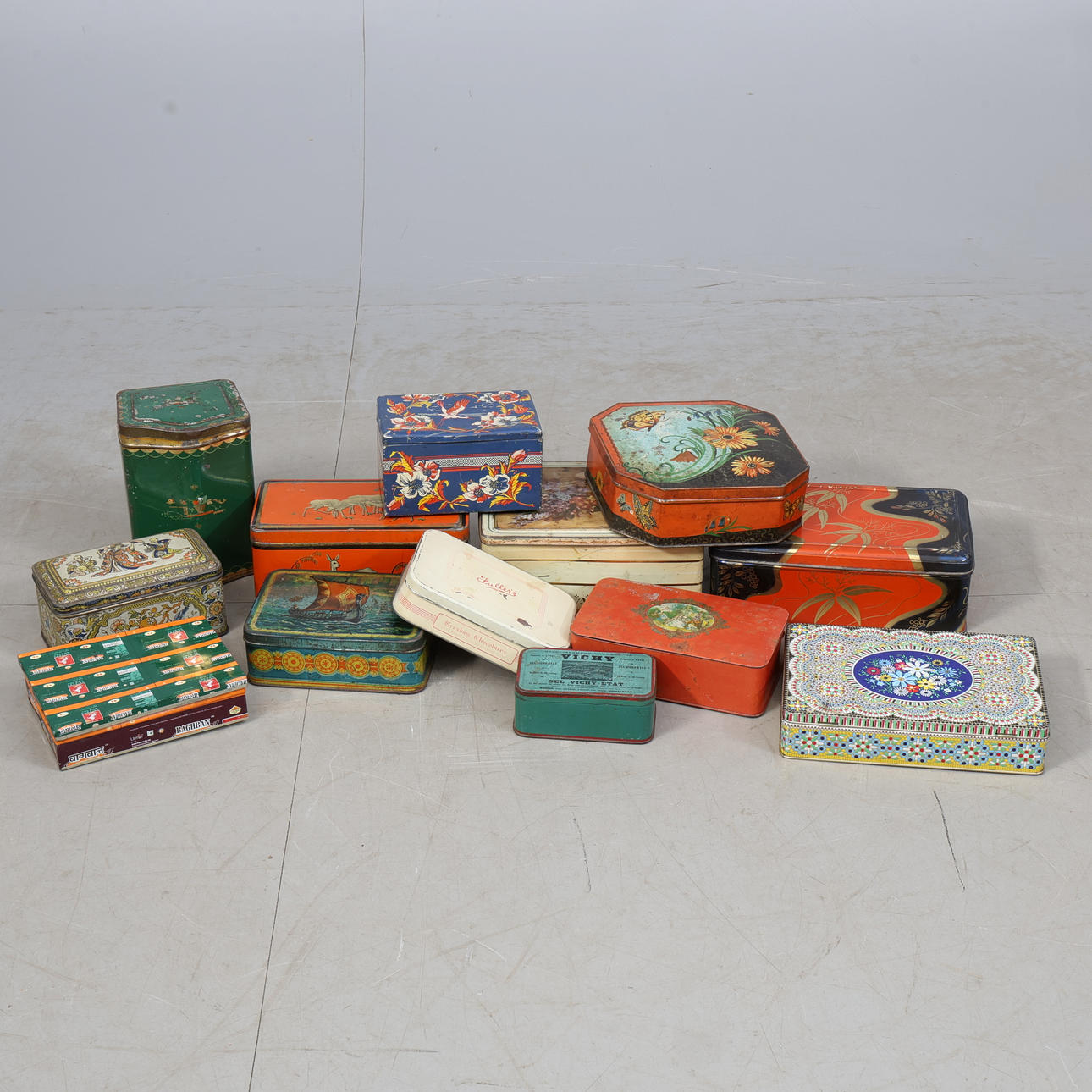 PLÅTBURKAR, 12 st. Vintage och samtida.