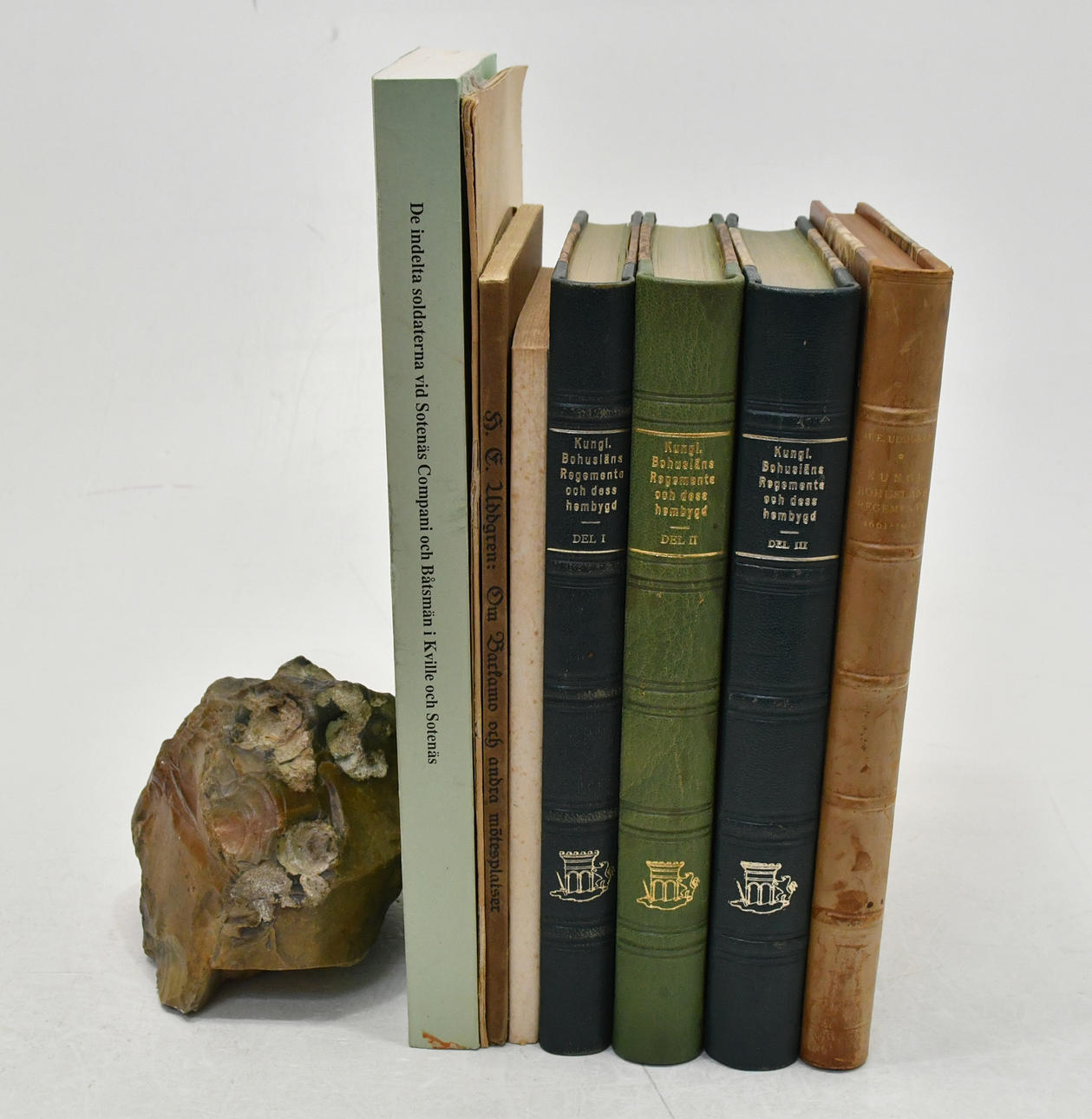 Bøger om Bohusläns Regiments historie. 8 bind.