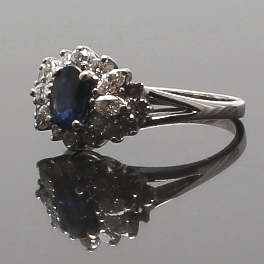 RING, 18K vitt guld, ovalslipad blå safir samt brillianter. Vikt 4,82 g.