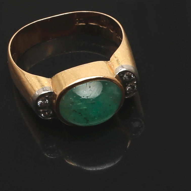 RING i 18K gulguld besatt med grön sten samt 4 diamanter om totalt ca 0,10 carat, Hellström & Åhrling Ab, Stockholm, 1961.