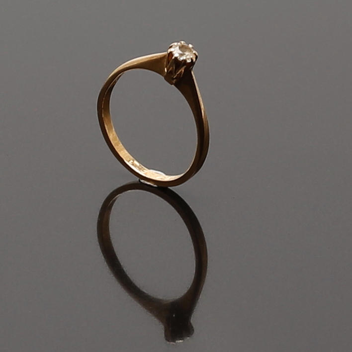 ENSTENRING med sten i 18K gulguld, Totalvikt 2 gram.