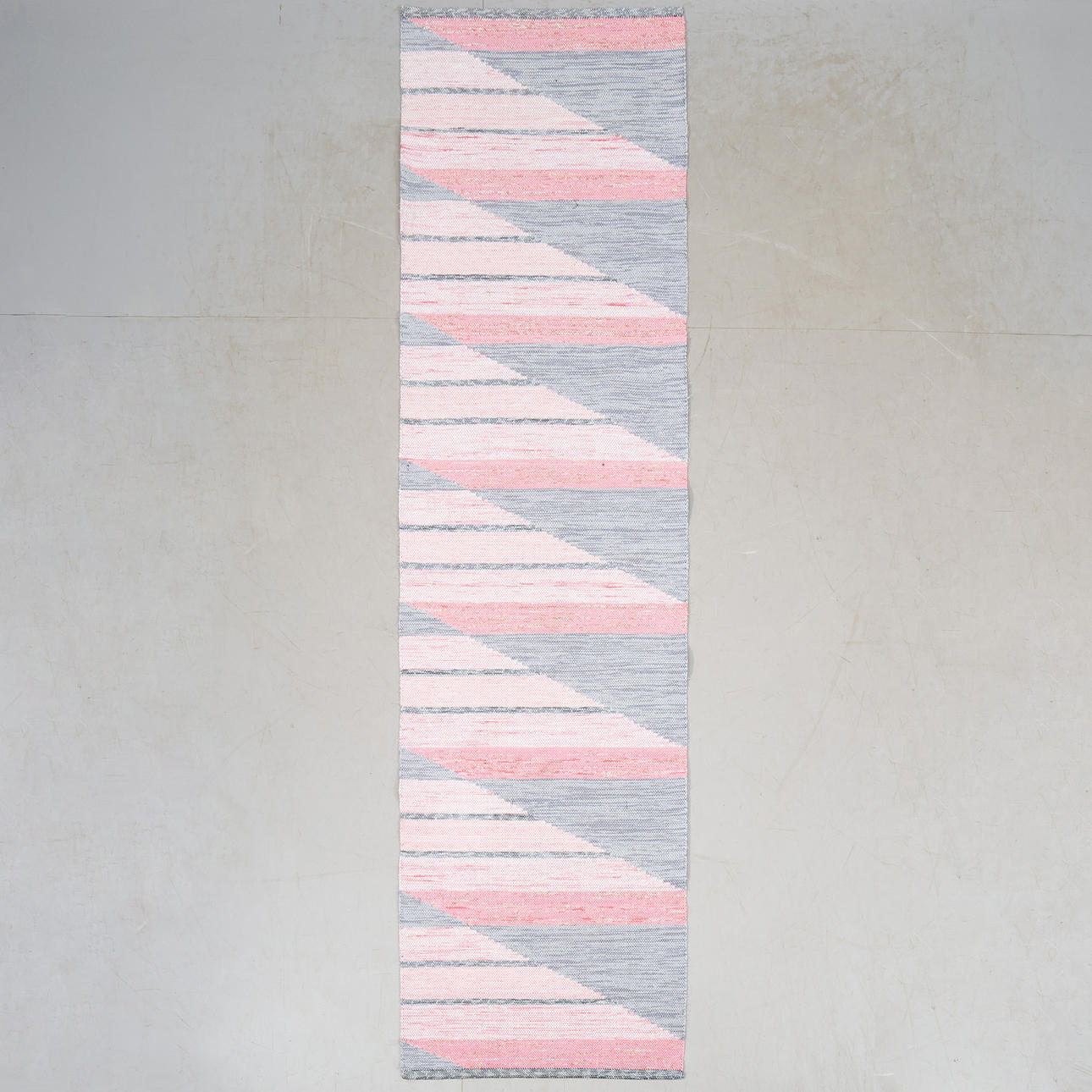 CLOTH MAT, approx. 282x 86 cm. 20th century.