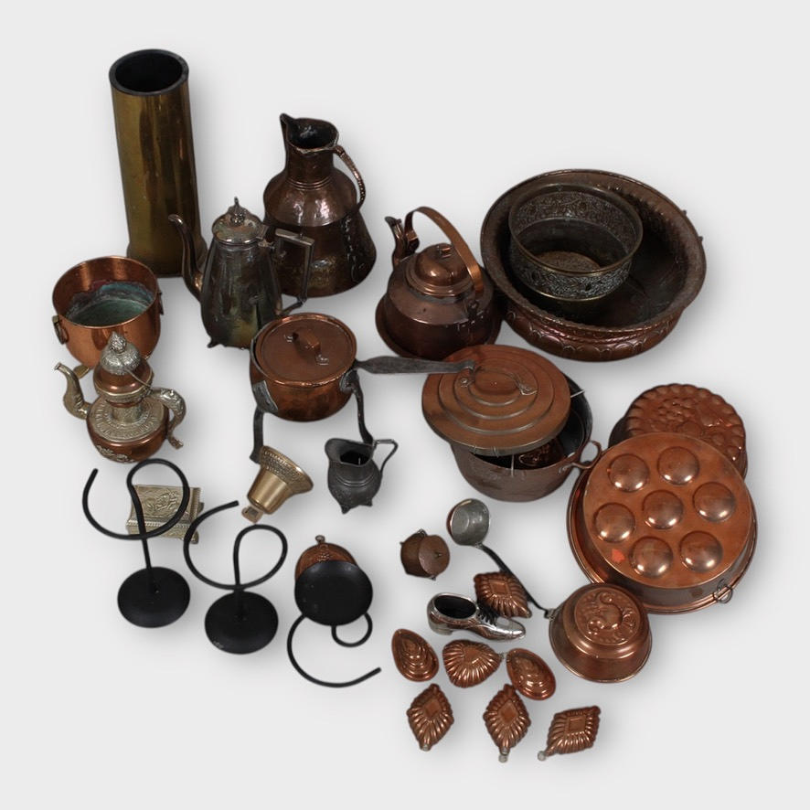 UTENSILS, lot, approx. 25 pieces, brass/copper.