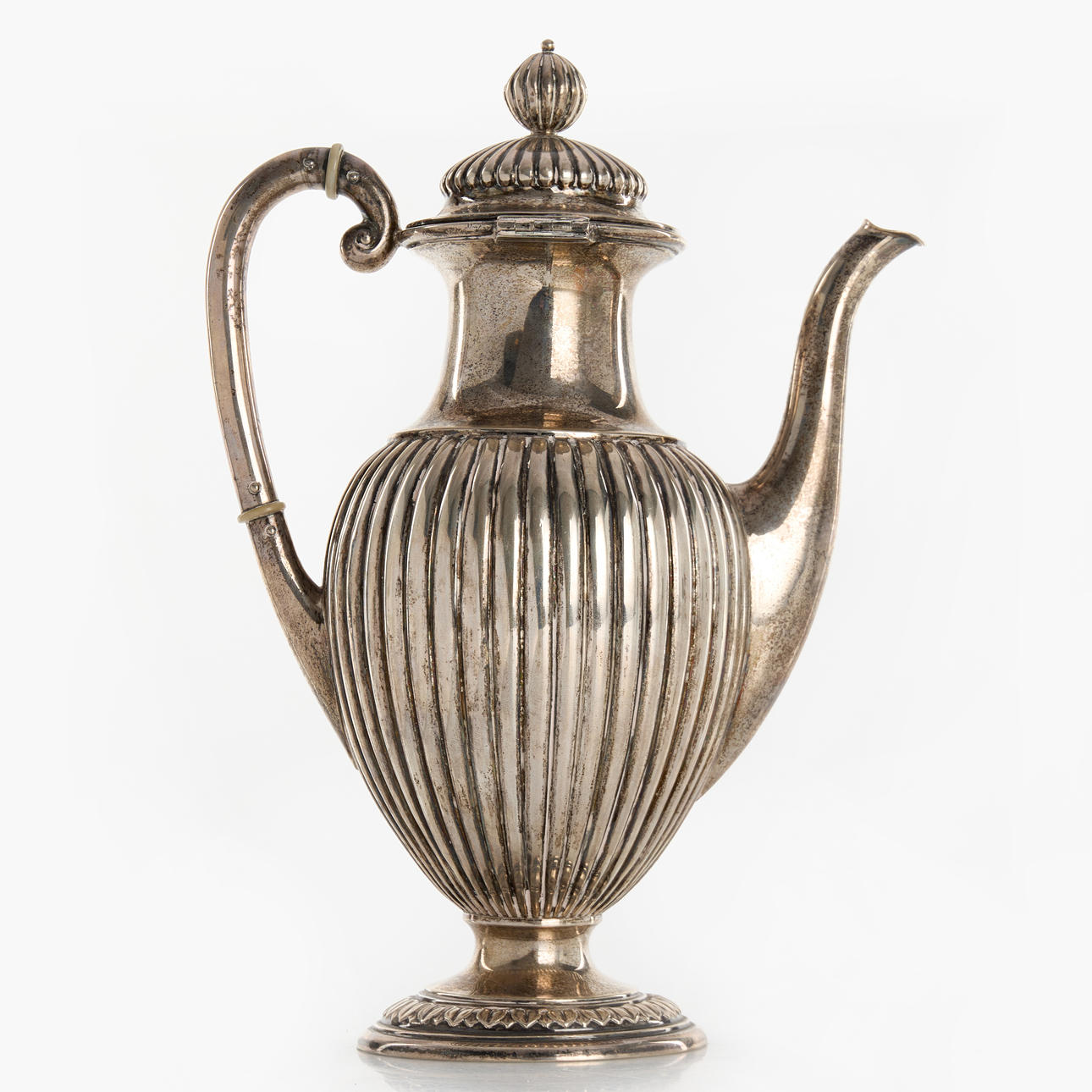 Una jarra, plateada, estampada Hallbergs N6 (1891).