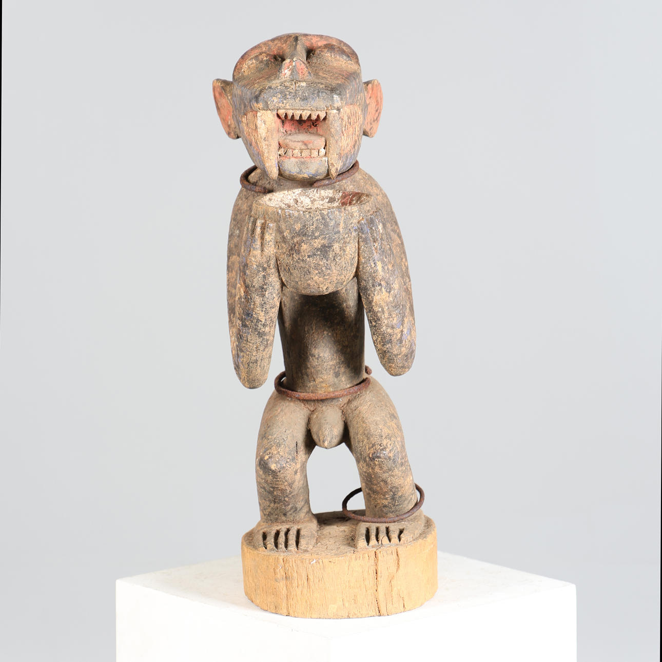 EIN BAULE GBÈKRÉ-AFFE, ELFENBEINKÜSTE/ELFENBEINKÜSTE.