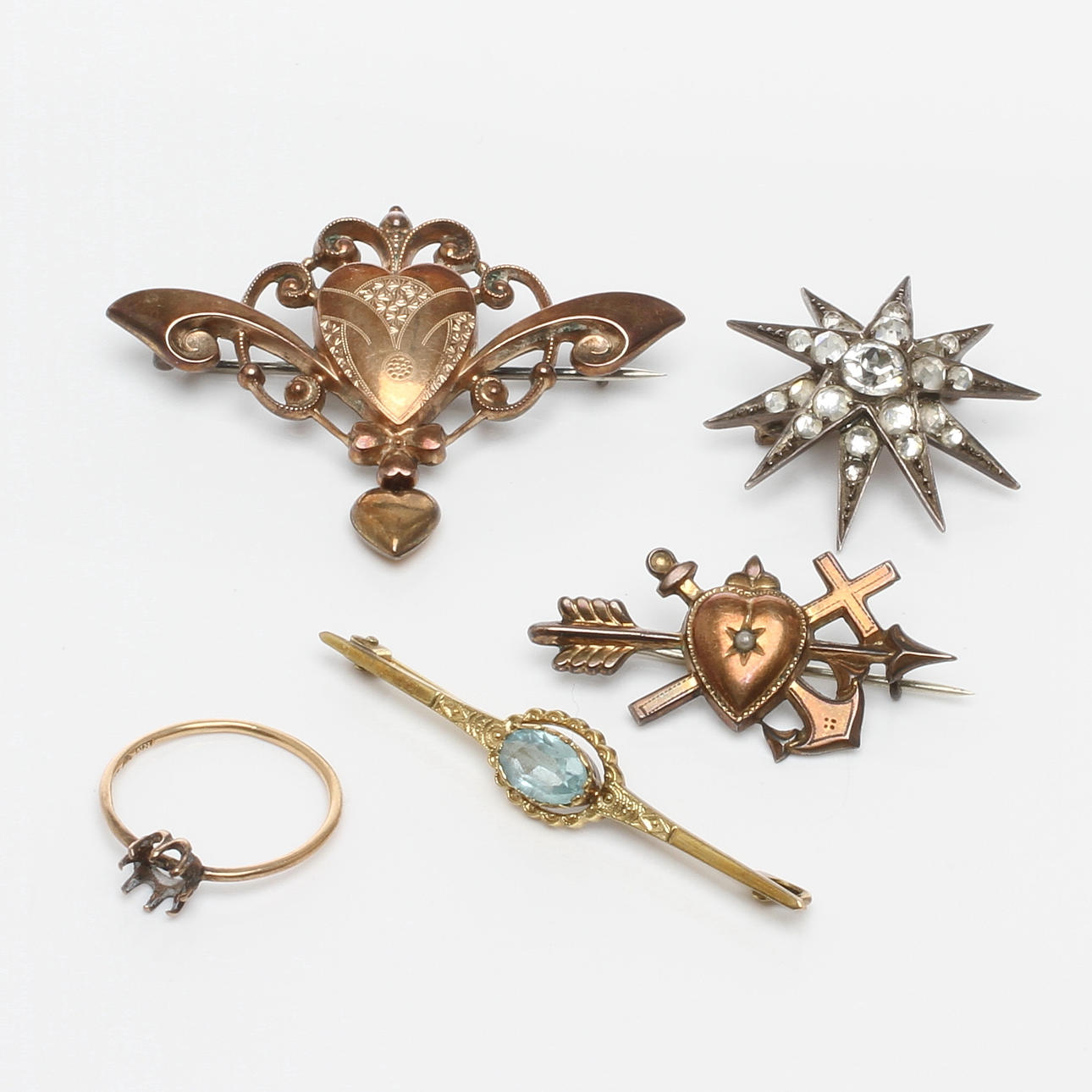 BROSCHER 4 st samt RING 18k guld, 1800/1900-tal.
