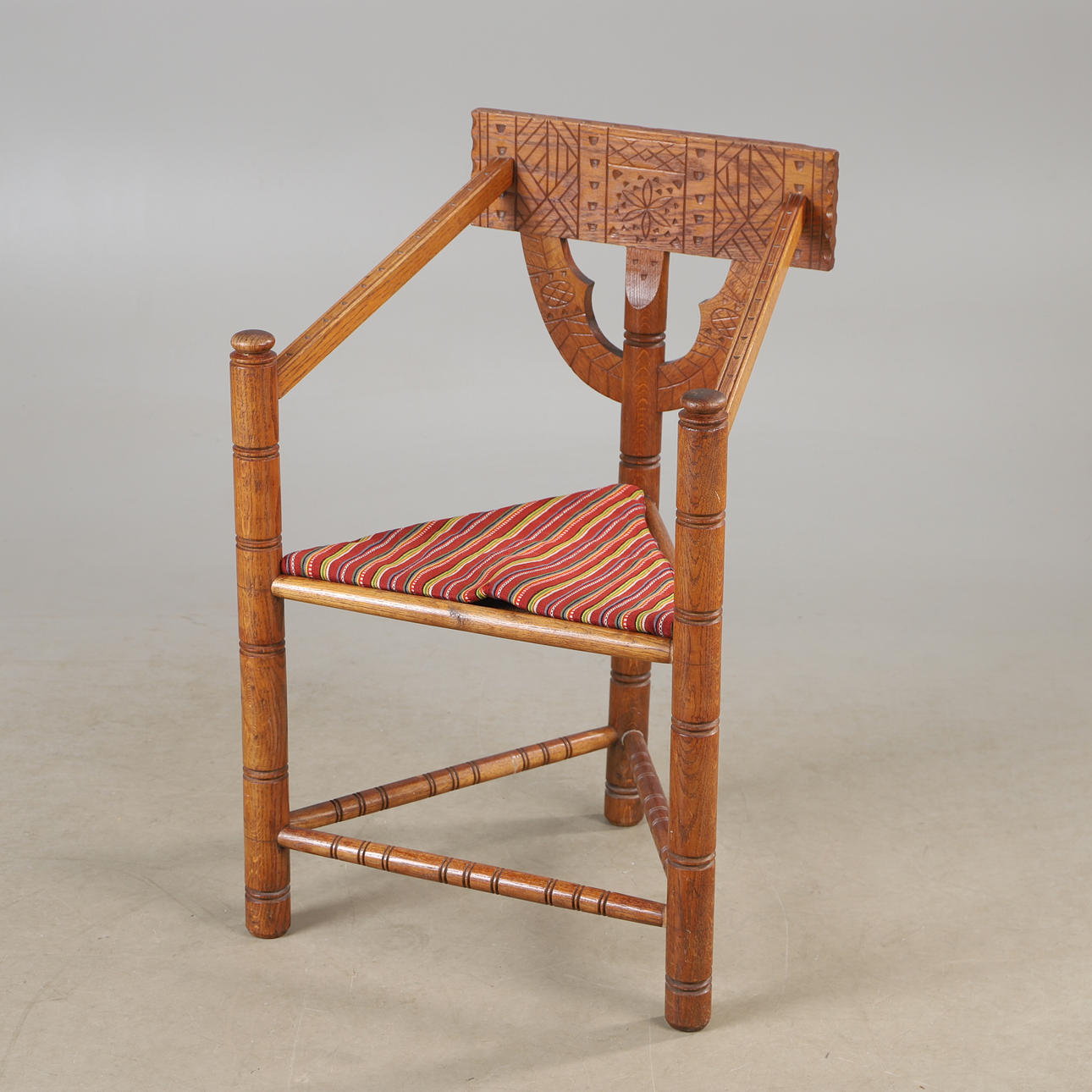Eichenstuhl „Mönchsstuhl“ aus dem 20. Jahrhundert.