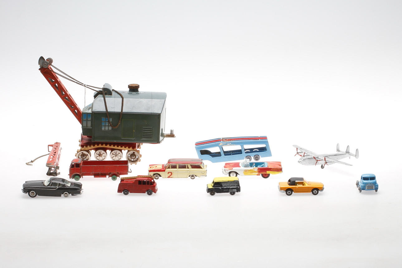 LEKSAKER, 10 delar, bland annat Dinky Toys och Tekno.