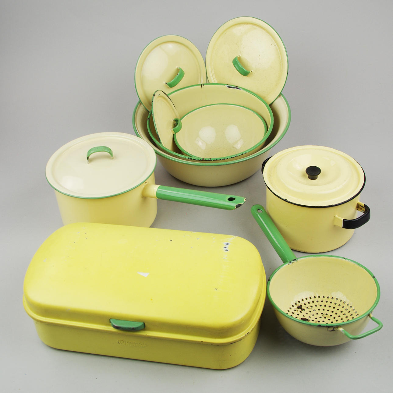 KASTRULLER, GRYTOR M.M., emaljerad metall m.m.