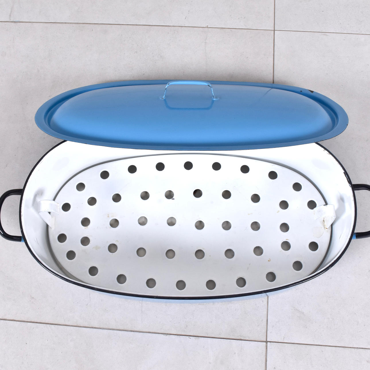 Enamelled fish pot, 20th century.