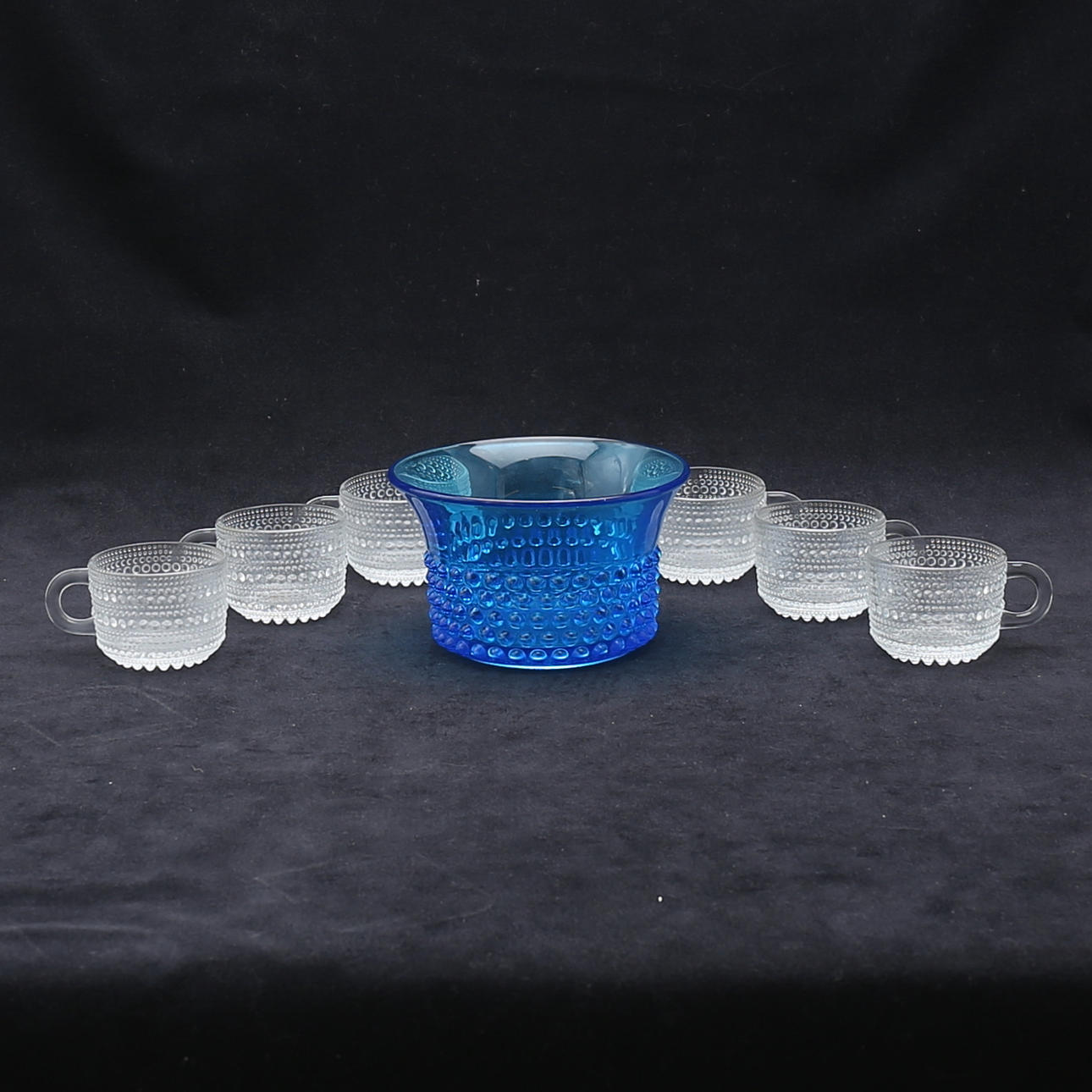 GLASFÖREMÅL, 7 delar, "Nyppylä", Nuutajärvi samt "Kastehelmi" Iittala, Finland, 1952-76.