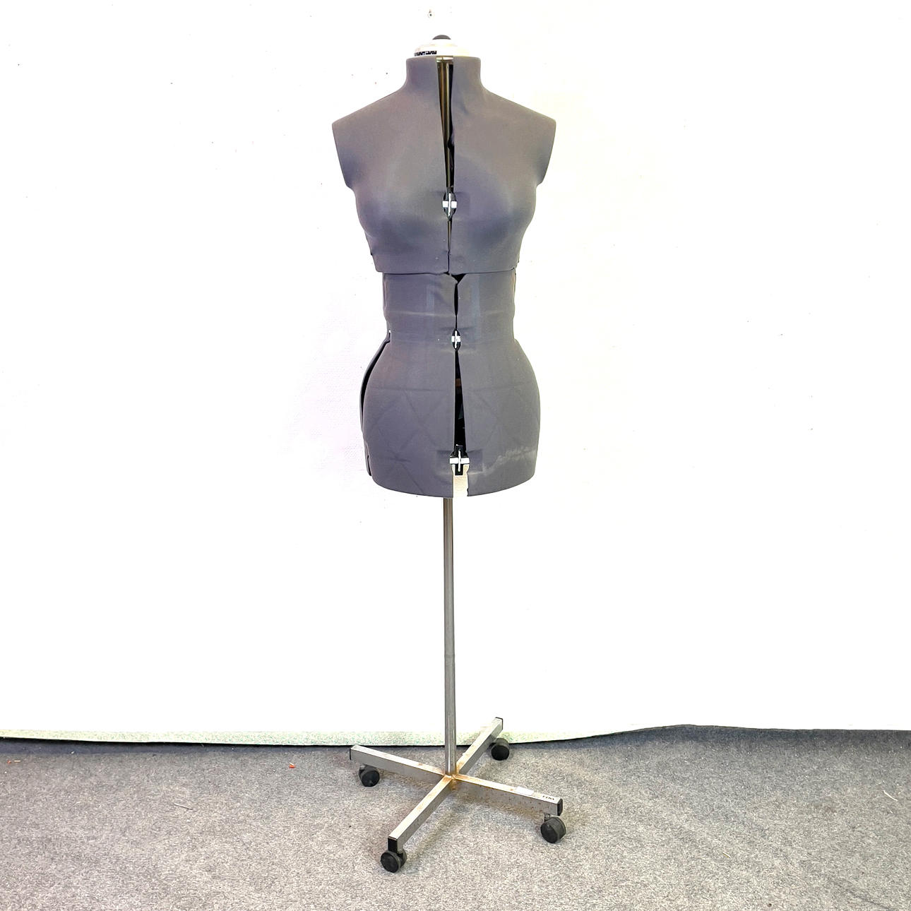 MUSTERPUPPE, zum Schneidern. Einstellbare Größen.