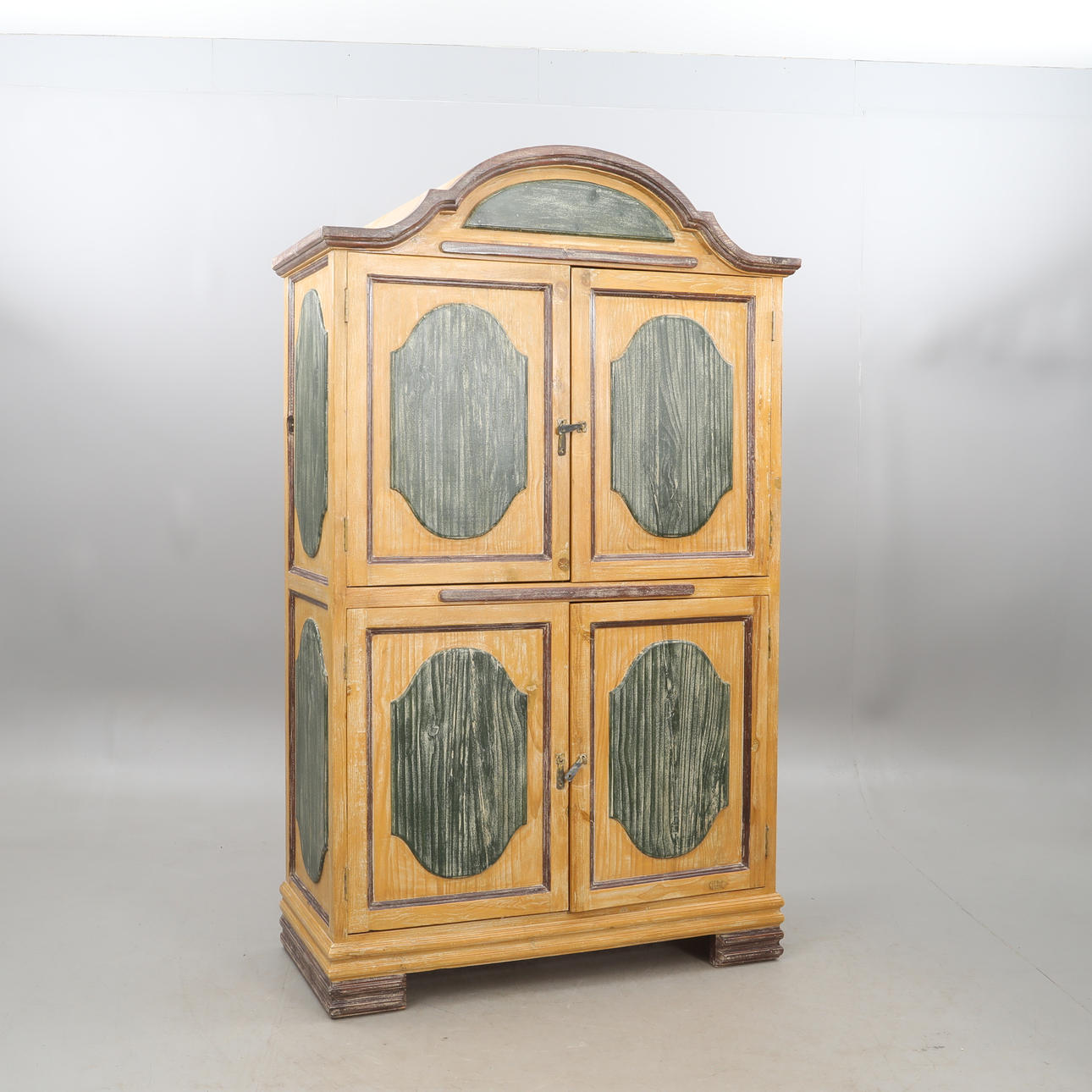 MEXIKANSKT DESIGNSKÅP, samtida. Santa Fe.