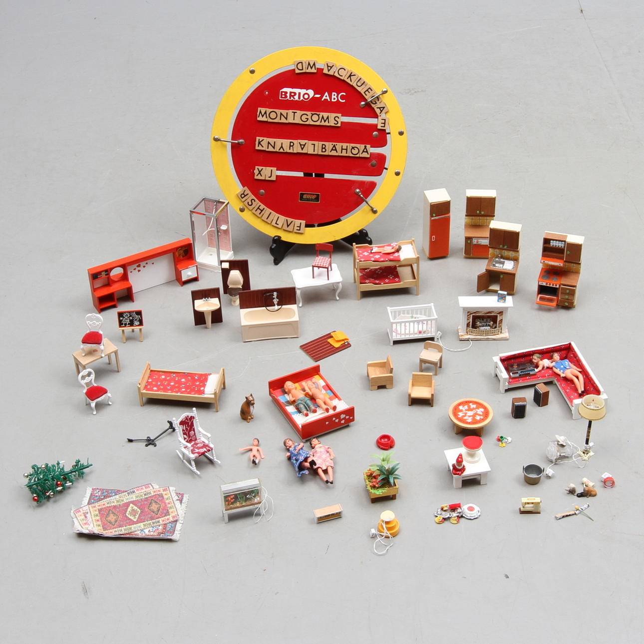 DOCKMÖBLER mest 1950 - 1970-tal samt BRIO-ABC.