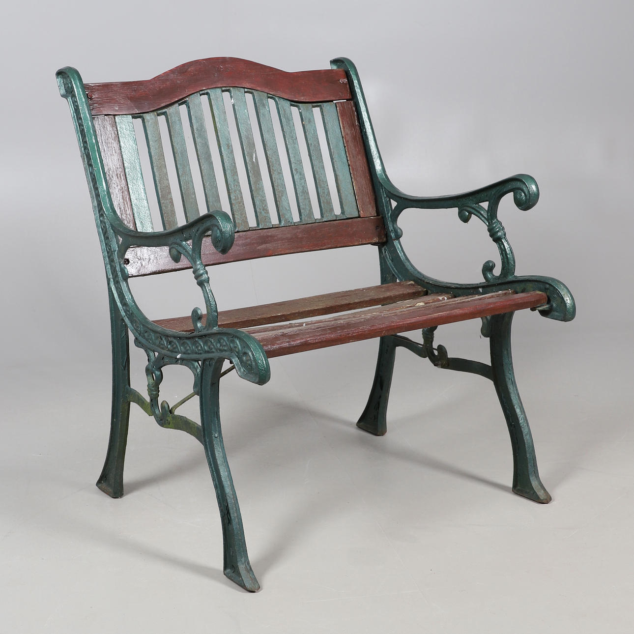 MAALATTU VALURAUTAINEN PUUTARHANOOLI.