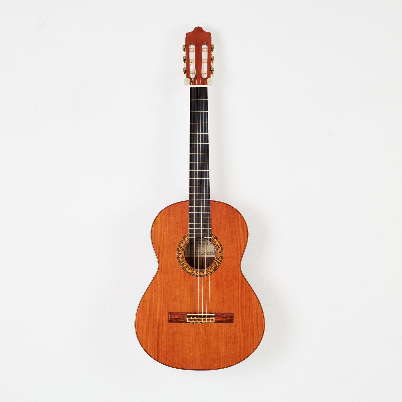 ALHAMBRA, modell 8C, klassisk nylonsträngad gitarr med lock i solid ceder, sidor och botten indisk rosewood, tillverkad i Spanien, Muro de Alcoy, ca 1982, med hårt fodral.