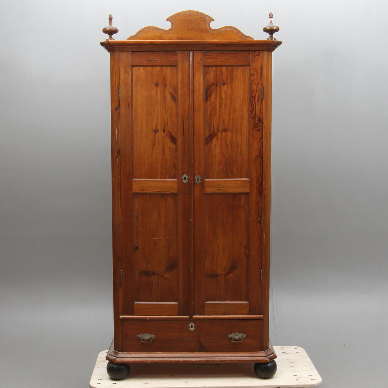 SKÅP med låda, furu, 1800-tal.