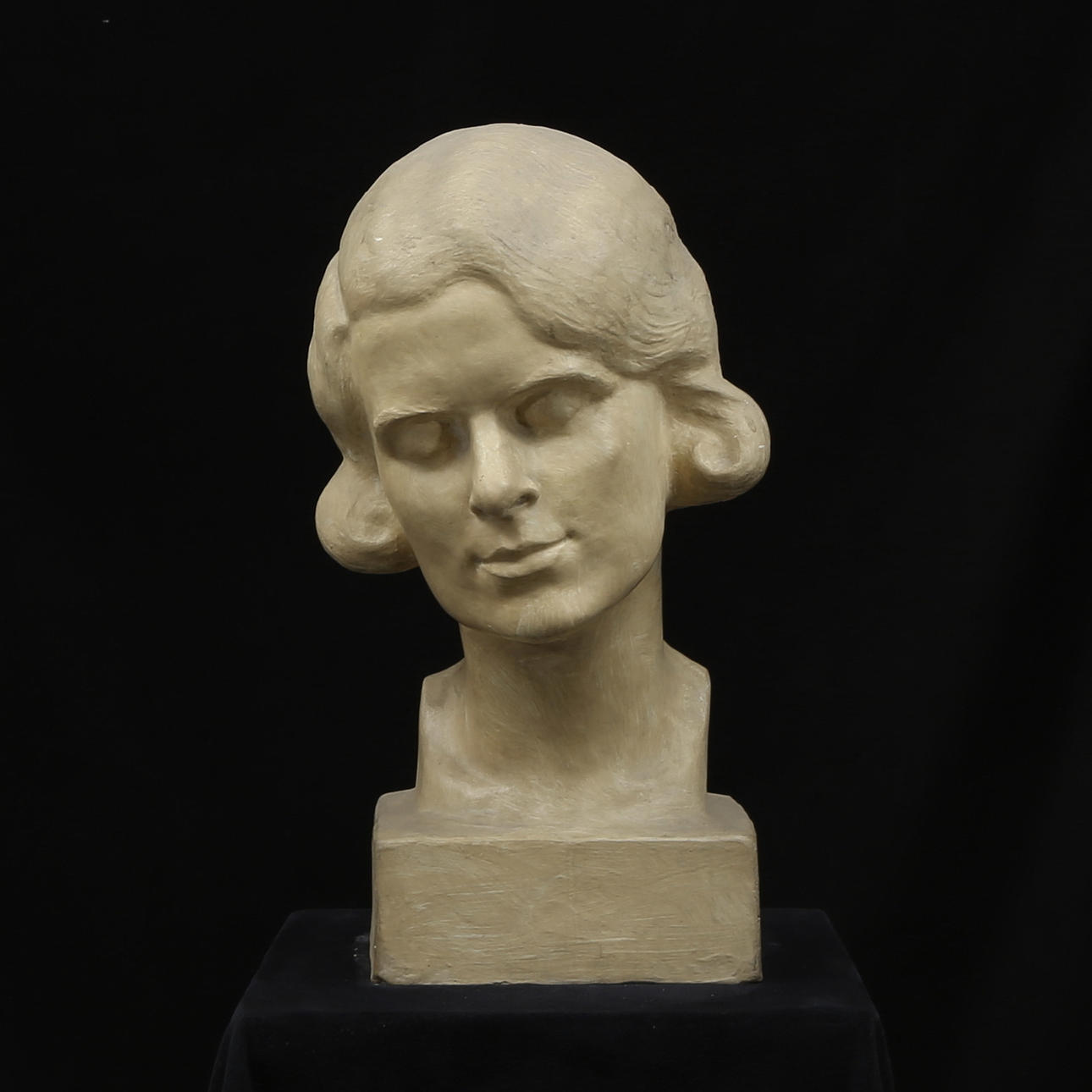 CARIN NILSON(1884-1973). Skulptur, byst, gips, signerad och daterad 1929.