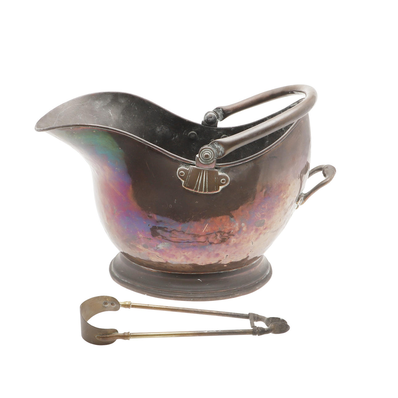 EIN KUPFERKOHLEBECHER UND EINE MESSINGZANGE.