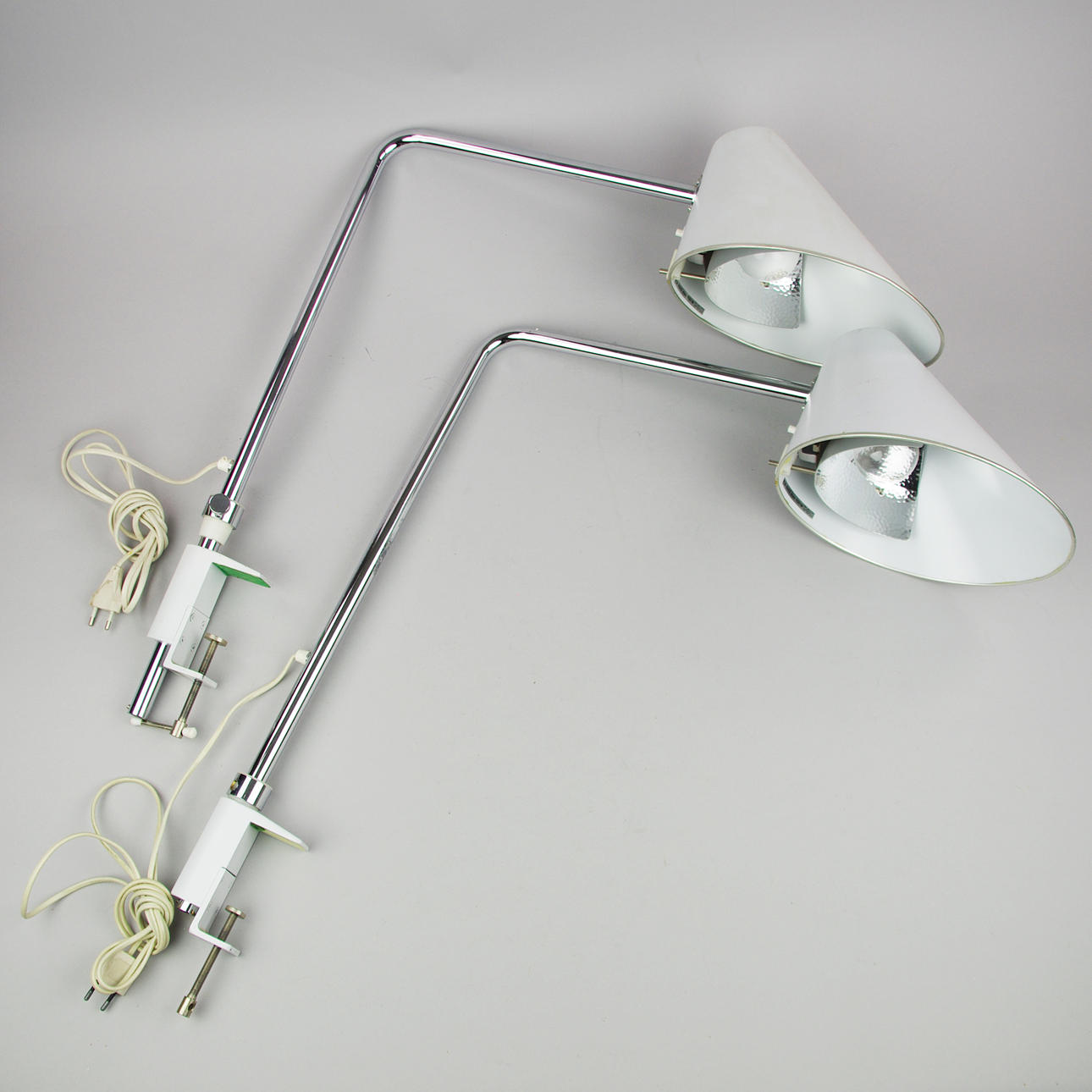 SKRIVBORDSLAMPOR, 1 par, vitlackerad plåt/krom.