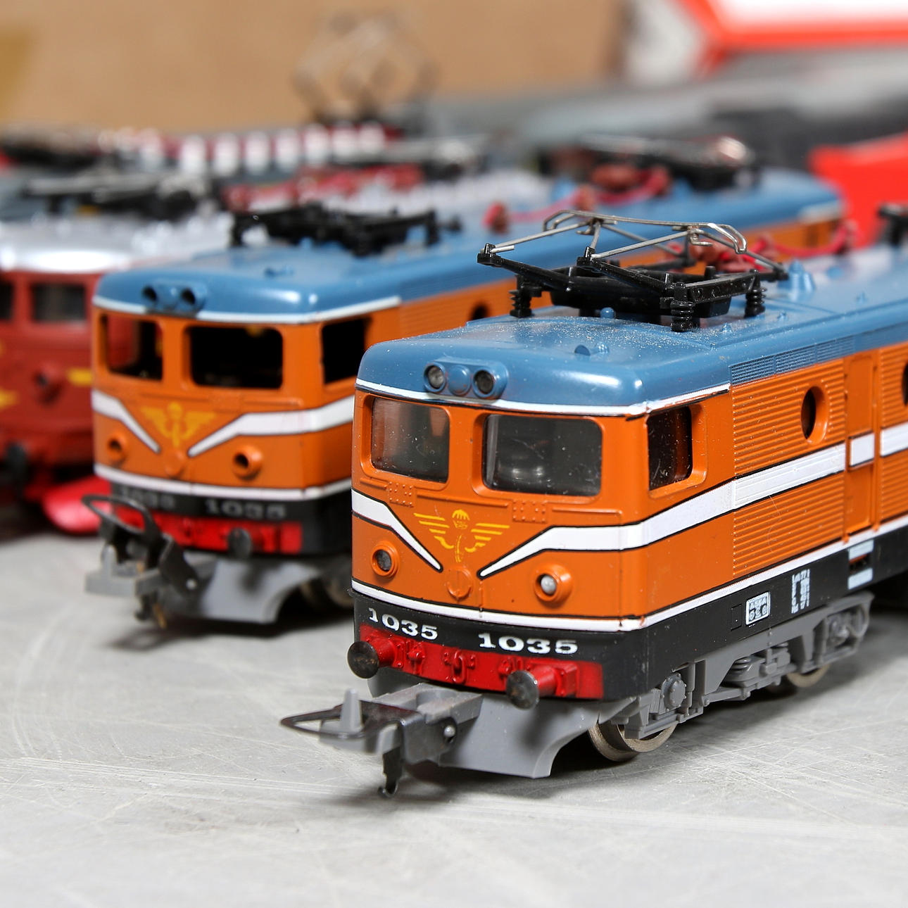 MODELLJÄRNVÄG med LOK, VAGNAR, TILLBEHÖR, Lima. 1900-tal.