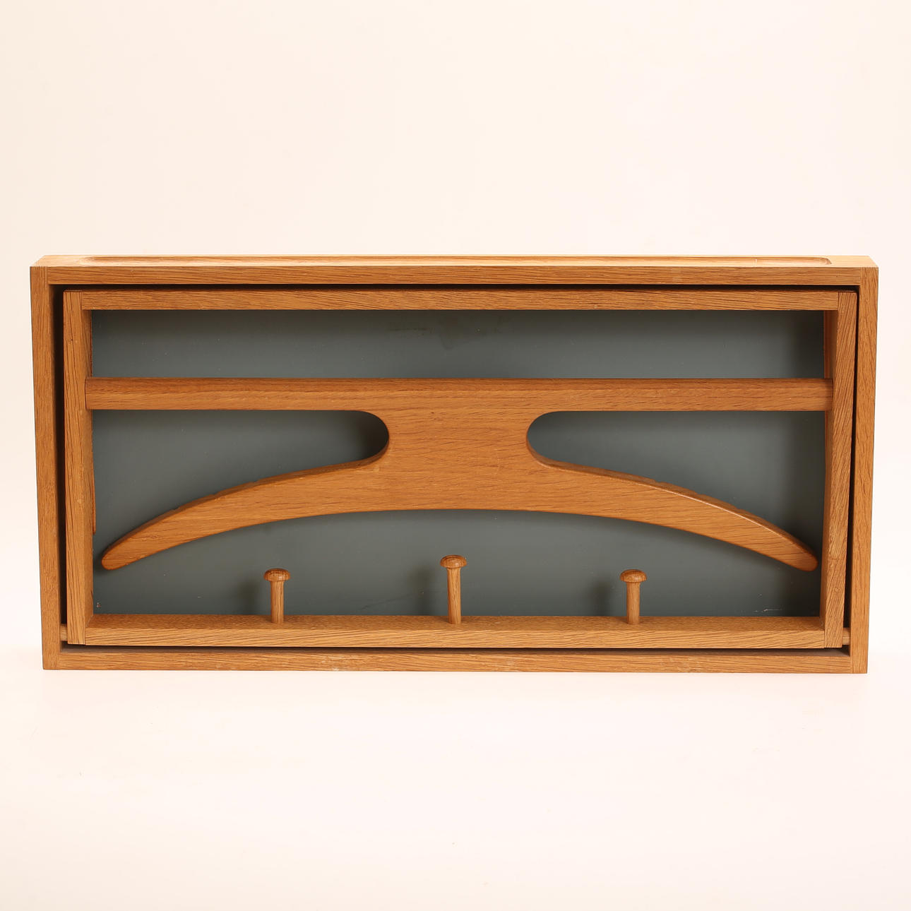 ADAM HOFF & POUL ØSTERGAARD. Klädhängare, ek.