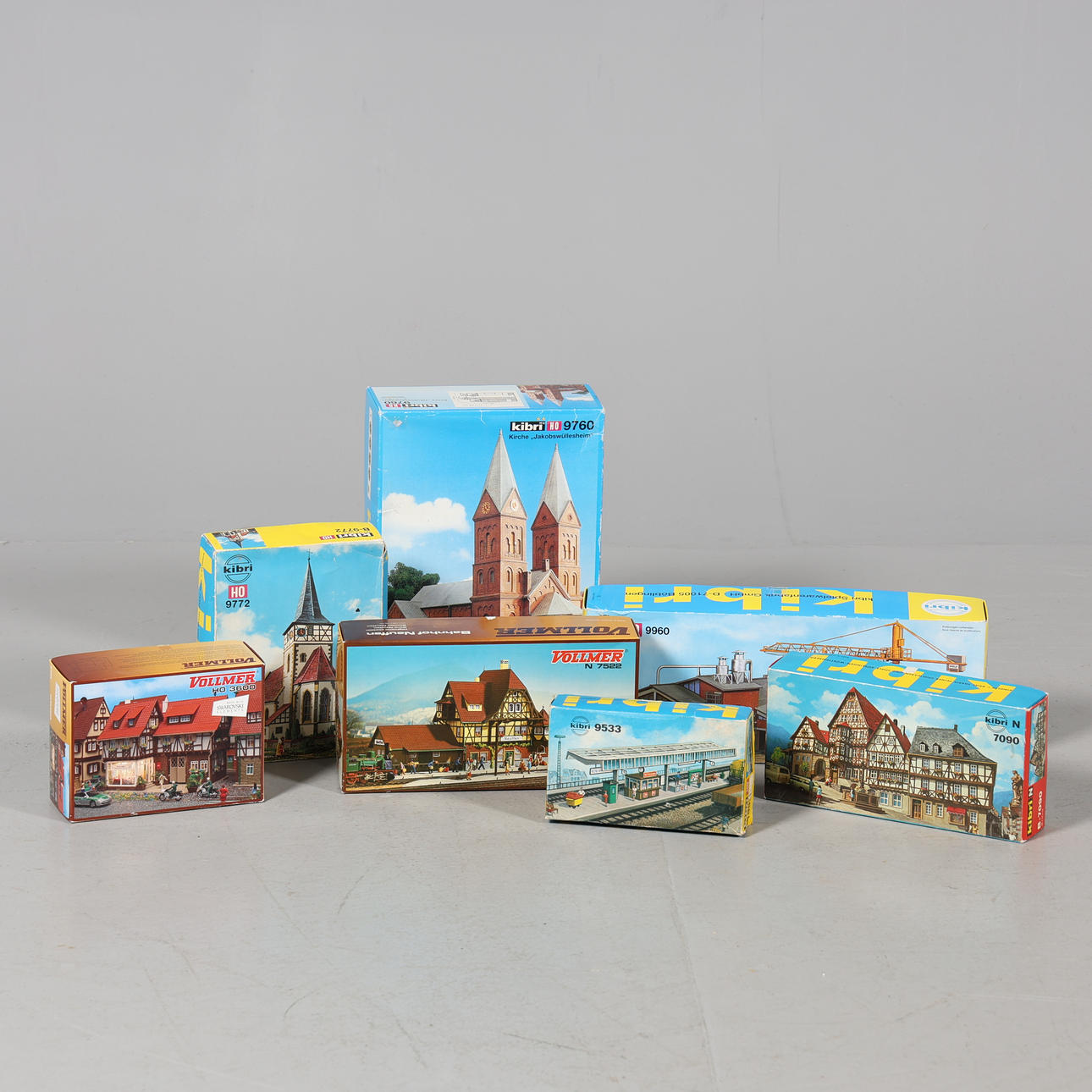 CONSTRUCTION KITS, buildings for model railways, 7 pieces.