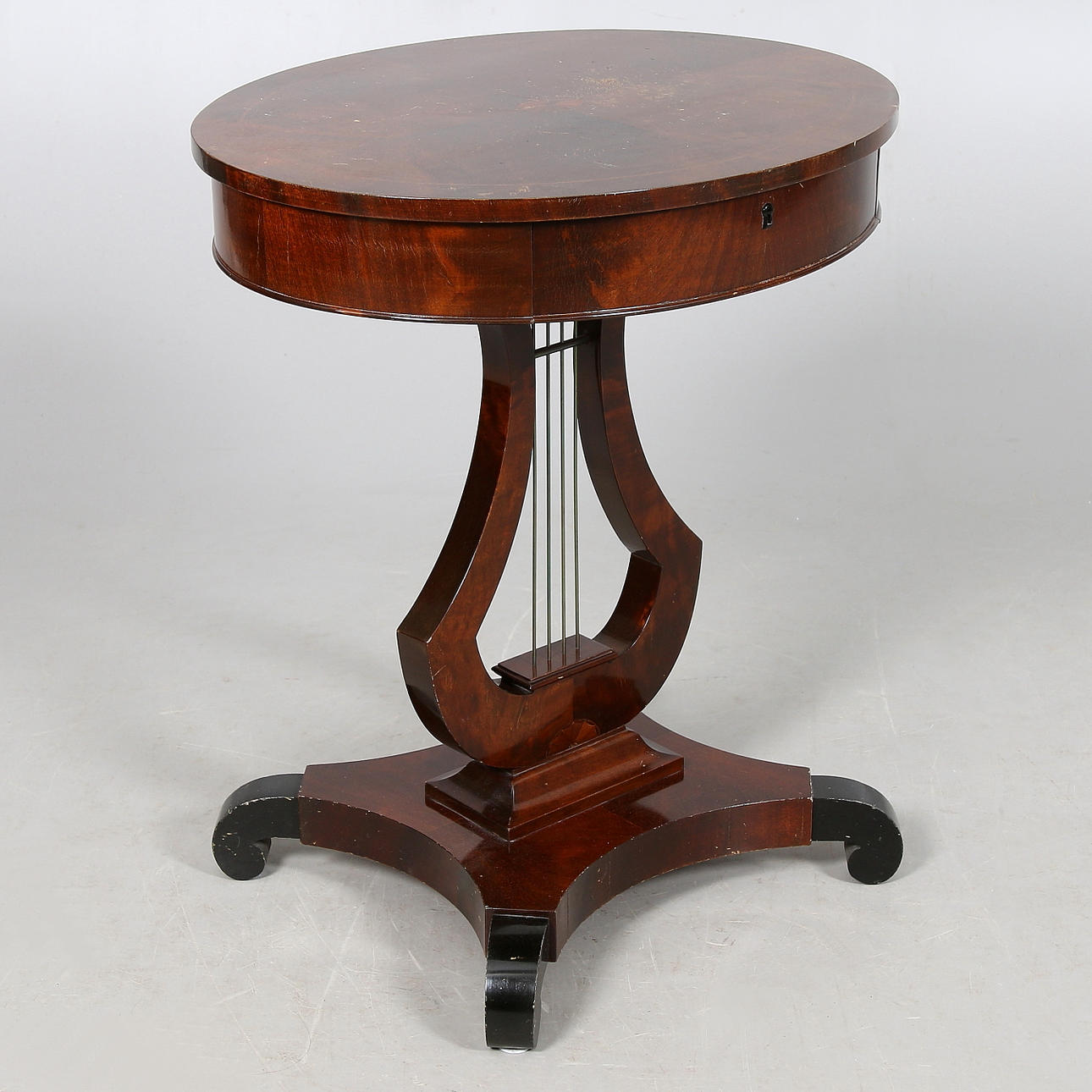 LYRBORD, betsad björk, 1900-talets första halva.