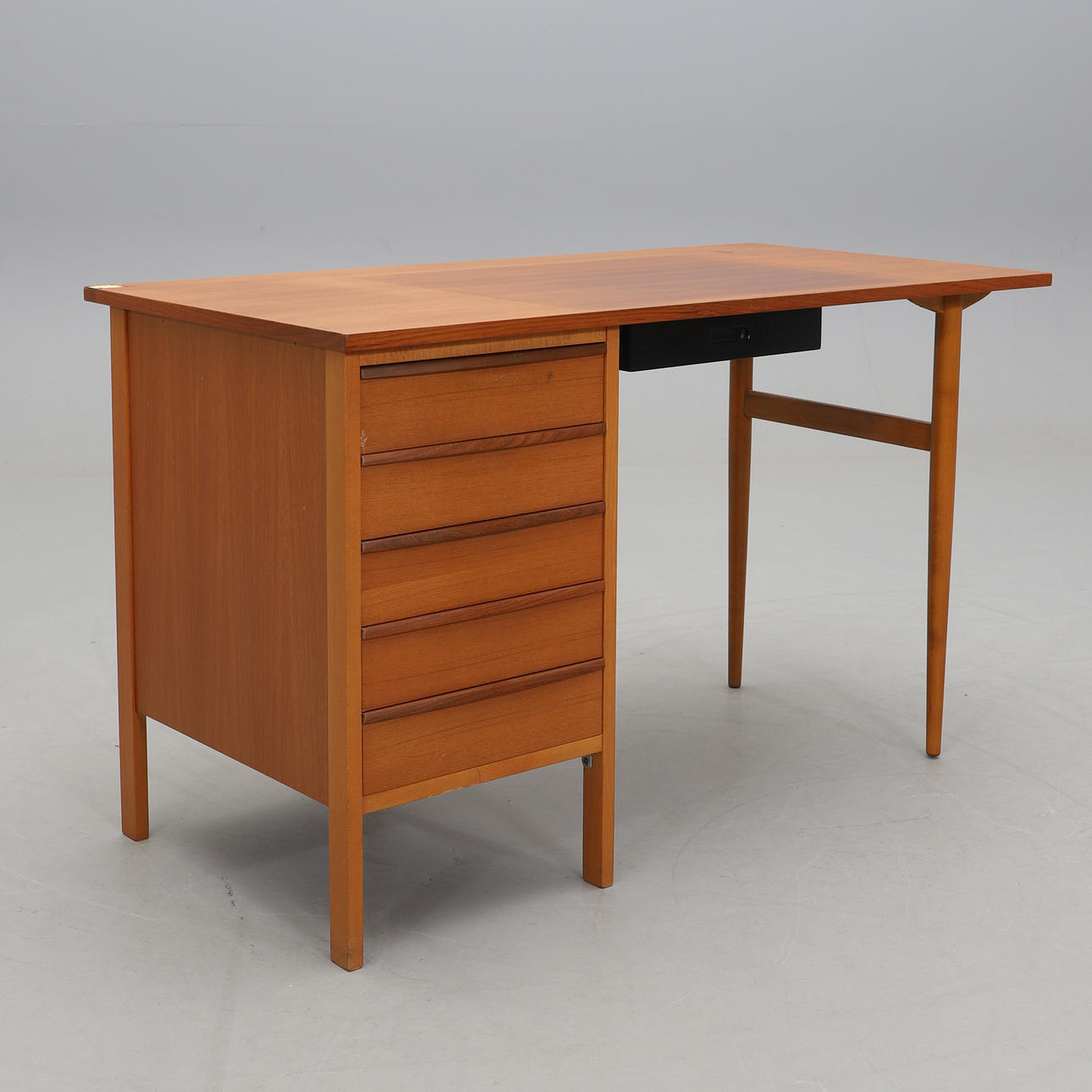 Ein Schreibtisch aus den 1960er Jahren.
